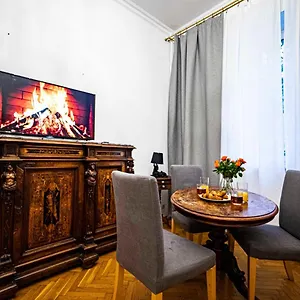  Apartament With Antique Furniture In The Old Town, Metro